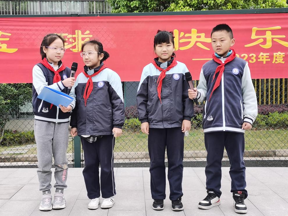 第十二周劳动节主题升旗仪式侧记_html_51f8f75c.jpg