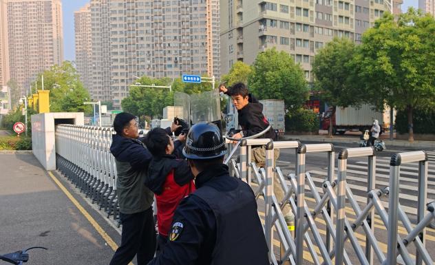 【正学丁三·后勤】筑牢安全防线，提升应急能力——南京市丁家庄第三小学安全防暴演练_html_m5aba7681.jpg