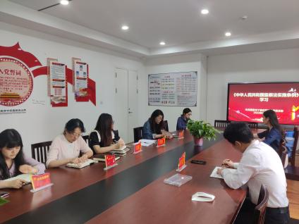 【正学丁三】学条例，见行动——中共南京市丁家庄第三小学党支部学习《中华人民共和国监察法实施条例》侧记_html_28a8de43.jpg