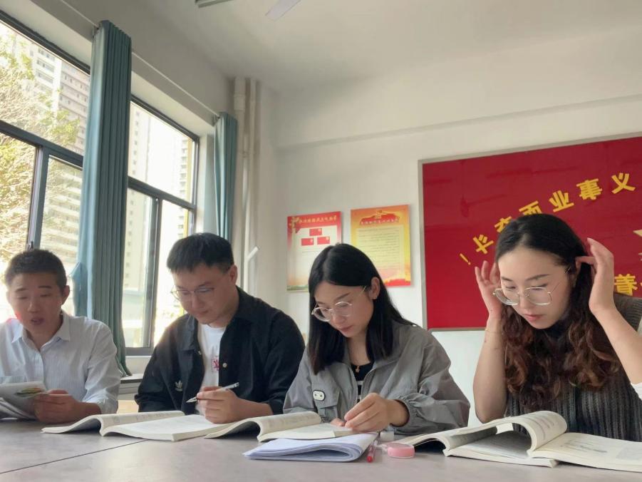 数学组第七周集体备课活动侧记(1)_html_b350f3c.jpg