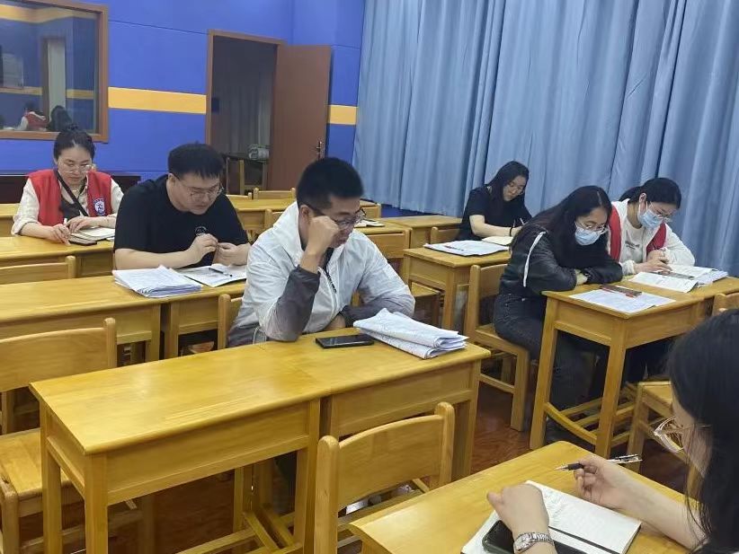 6.24数学组期末质量分析会侧记_html_33b63df0.jpg