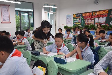 【正学丁三】学习身边榜样 激发奋进力量——南京市丁家庄第三小学榜样教师宣传活动侧记（三）_html_71663f2.jpg
