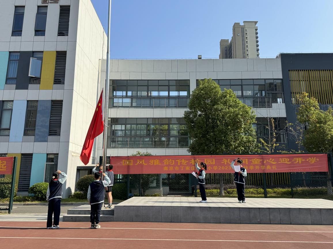 升旗报导(2)_html_15a109e3.jpg