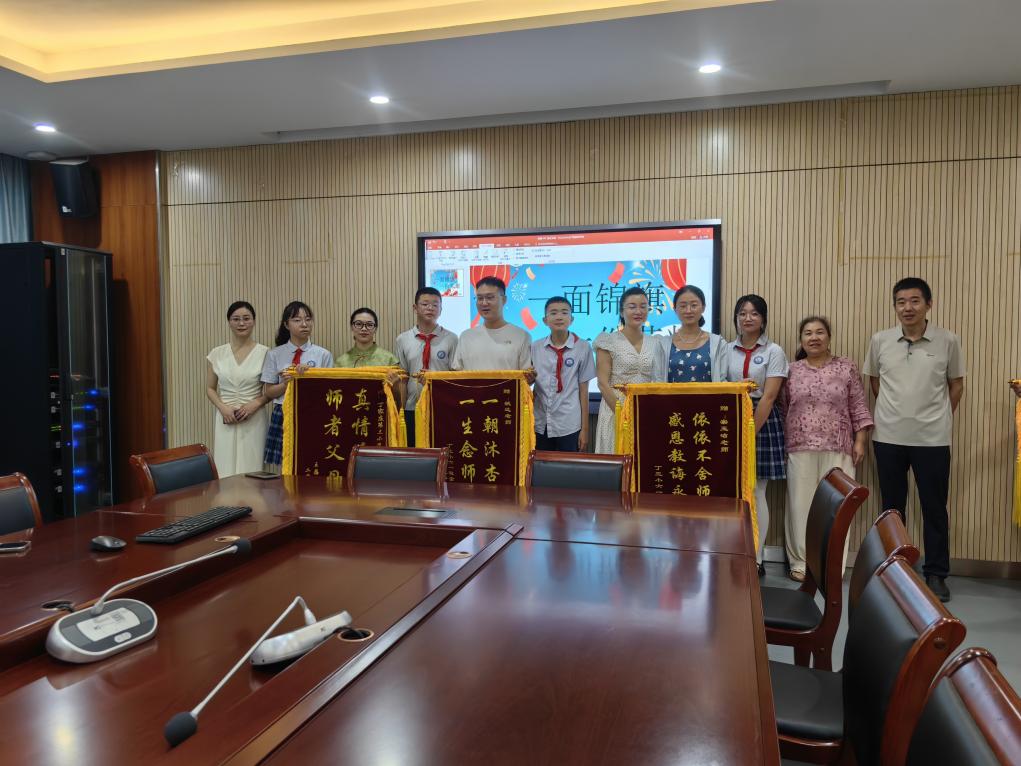 【正学丁三】锦旗映初心，师恩润桃李——丁家庄第三小学六年级毕业生家长向学校赠送锦旗_html_m575769e8.jpg