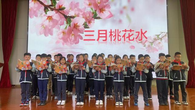 诵华美篇章 展书香校园(1)_html_2b3cc378.jpg