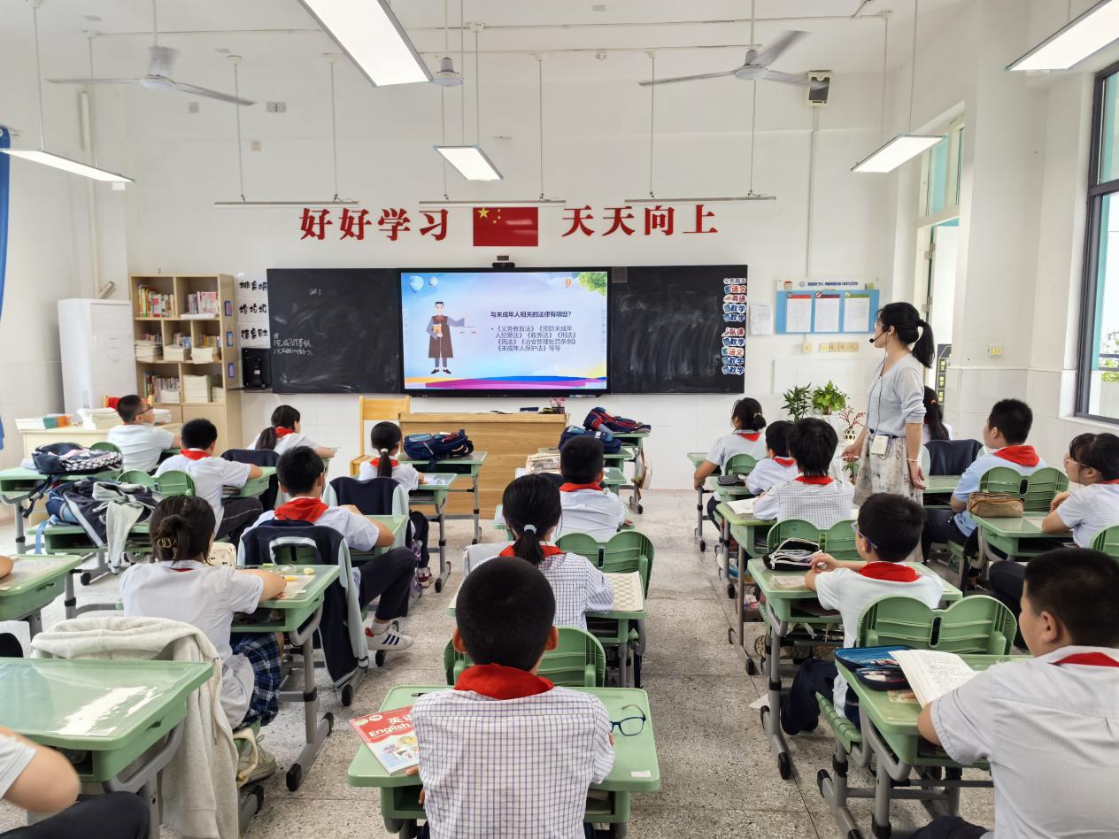【正学丁三·德育】法治护航成长路，争做合格小学生——南京市丁家庄第三小学“小学生法治教育”主题班会(1)_html_m1fecc150.jpg