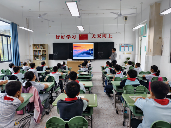 【正学丁三·德育】寰球视野，课堂寻奇——南京市丁家庄第三小学第26期“魅力家长进课堂”活动侧记(1)279.png