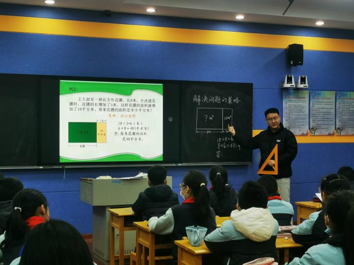 3.22中年级段数学赛课新闻稿(1)_html_m20d470f2.jpg