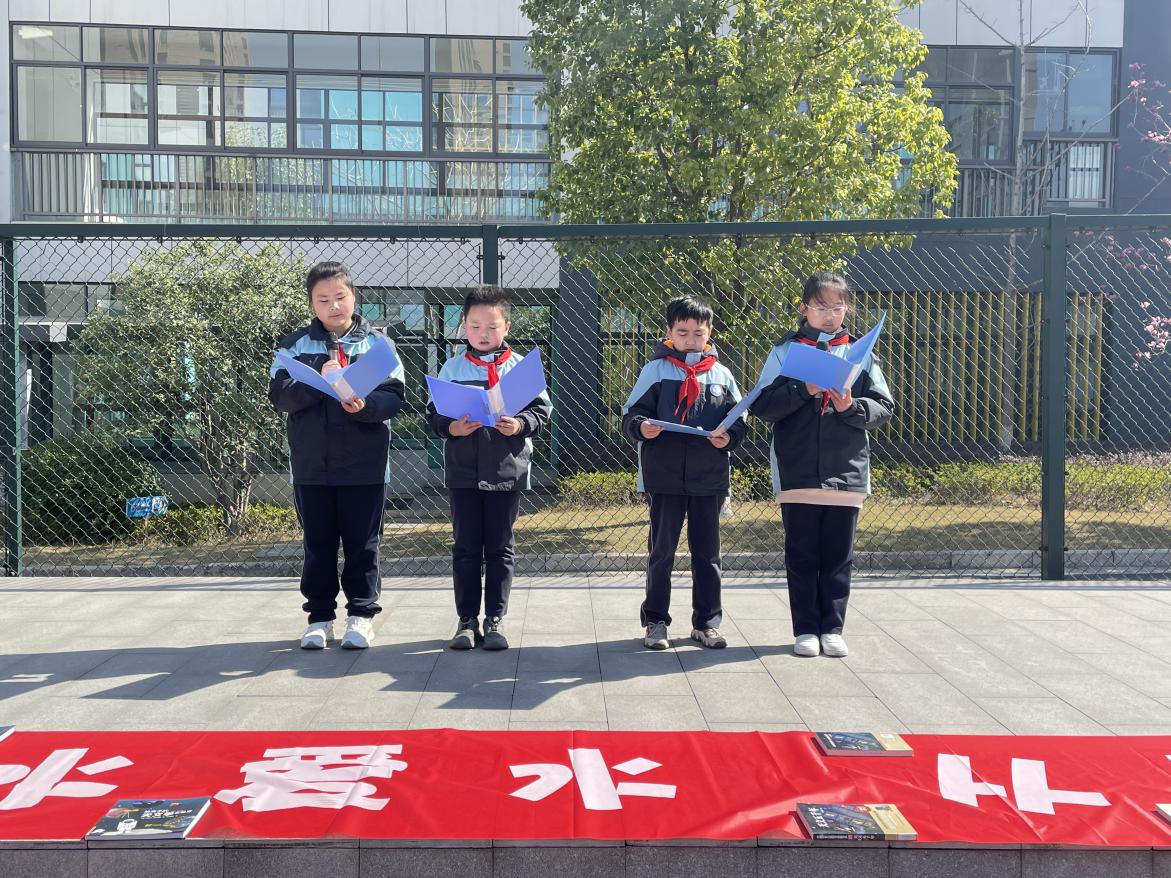 四4班第六周升旗仪式报道_html_mde02faf.jpg