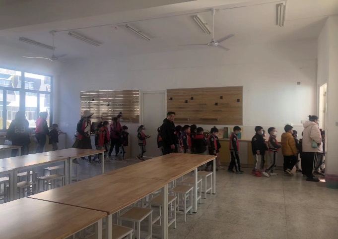 3.13迈幼三园大班参观丁三小学活动侧记_html_m6a7e09eb.jpg