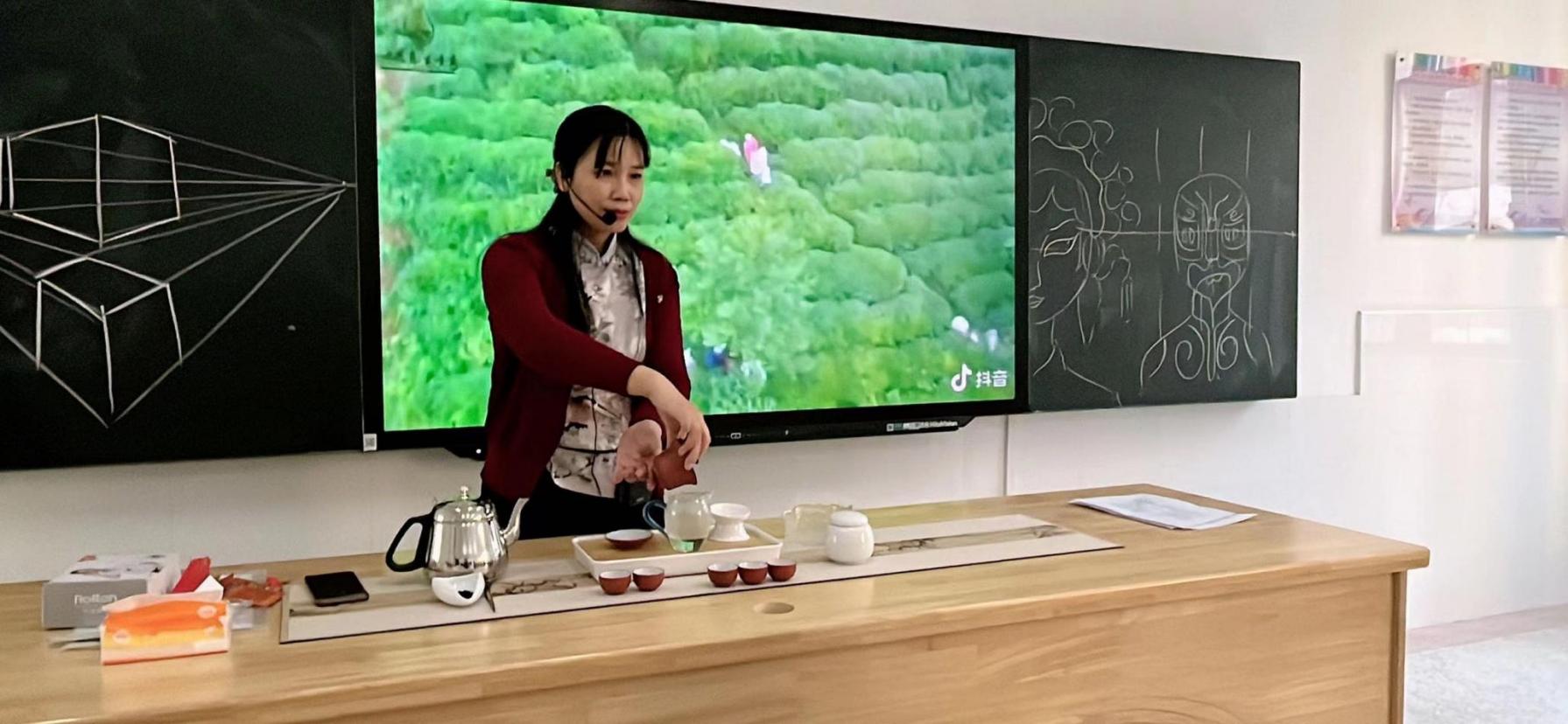 【正学丁三&middot;德育】品茗知茶韵 把盏习茶礼—“行知小先生”礼仪实践课堂之待人接物礼仪活动_html_m253d42b6.jpg