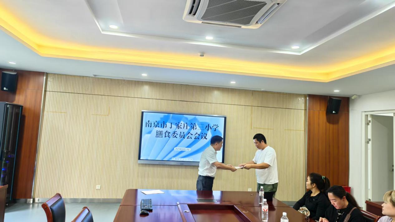 1_【正学丁三·后勤】舌尖上的安全，我们一同守护——南京市丁家庄第三小学组织召开膳委会活动侧记_html_m59ac903e.jpg