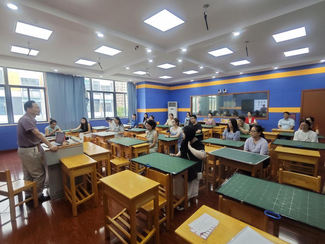 【正学丁三·教科研】执粉笔传文脉 研笔墨修师能——丁家庄第三小学青年教师粉笔字提升班开班啦！_html_m151c627b.jpg