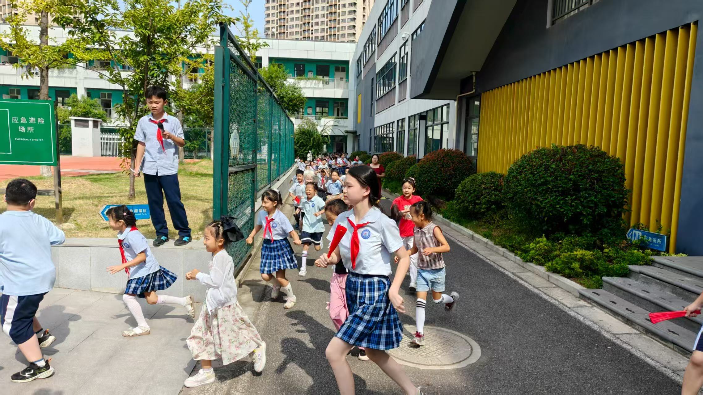 【正学丁三·后勤】安全逃生疏散演练，筑牢校园安全防线_html_m3d76c9a1.jpg