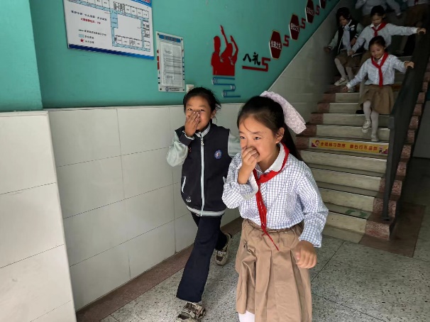 【正学丁三·后勤】筑牢安全线，平安伴我行——南京市丁家庄第三小学消防安全疏散演练活动侧记_html_5a1ffa17.jpg
