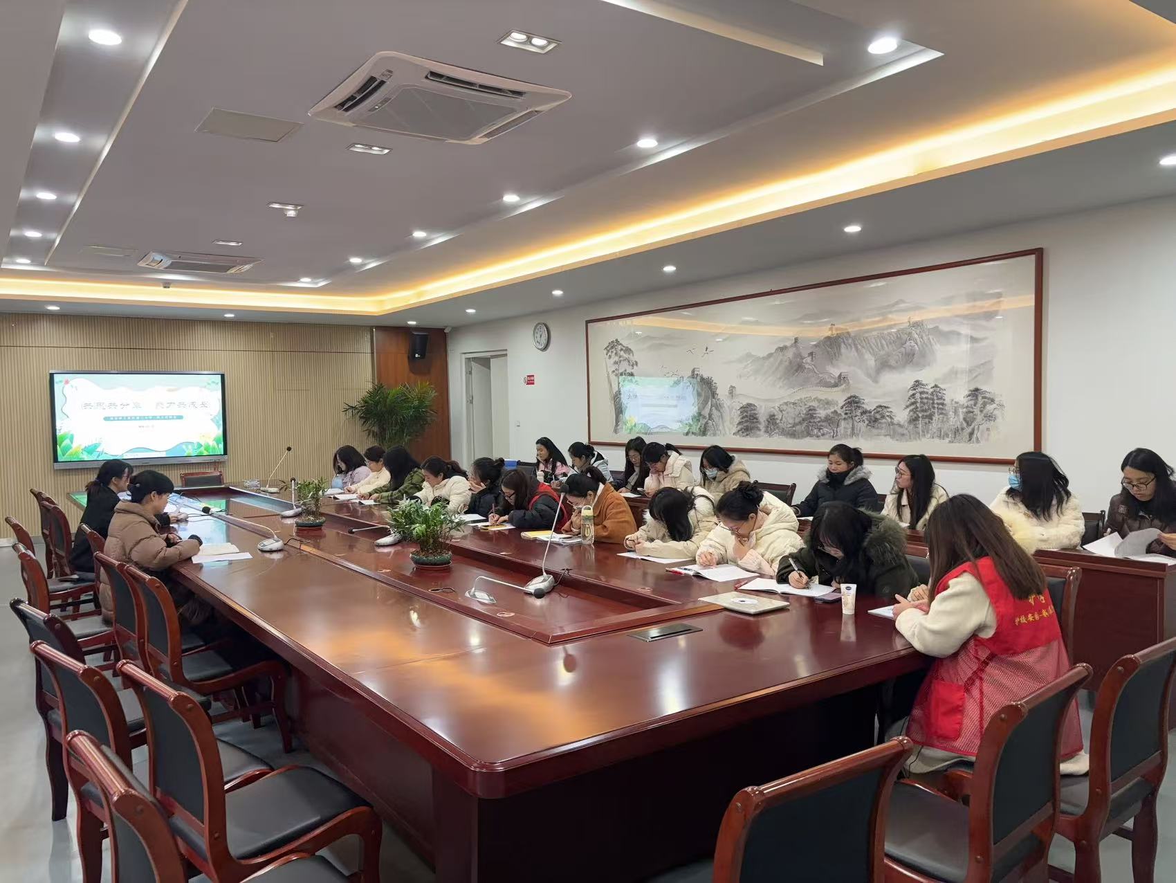 【正学丁三·德育】“共思共分享，聚力共成长”——南京市丁家庄小学班主任例会活动侧记_html_6182773d.jpg
