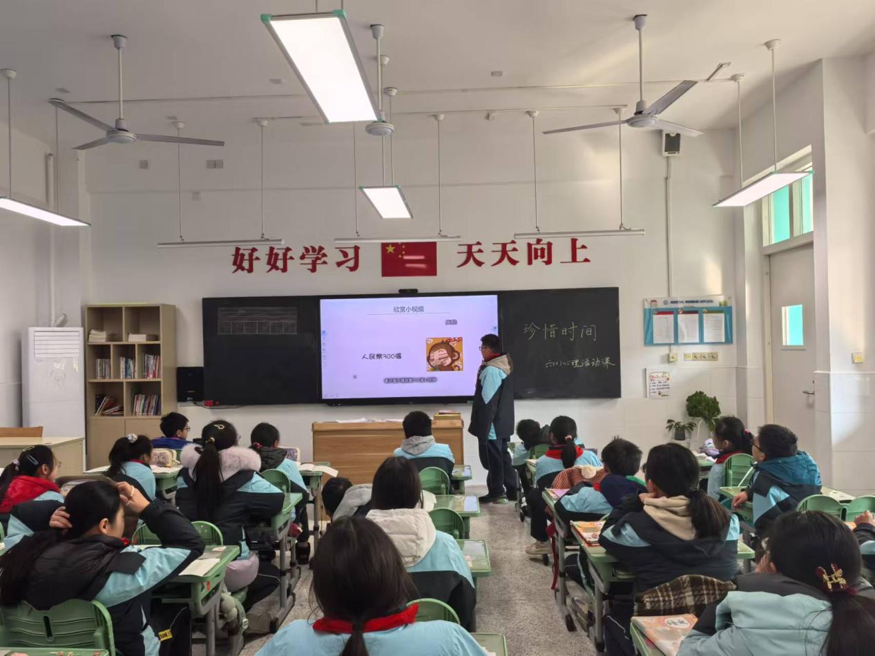 12.20心理活动课报道_html_m14a0740a.jpg
