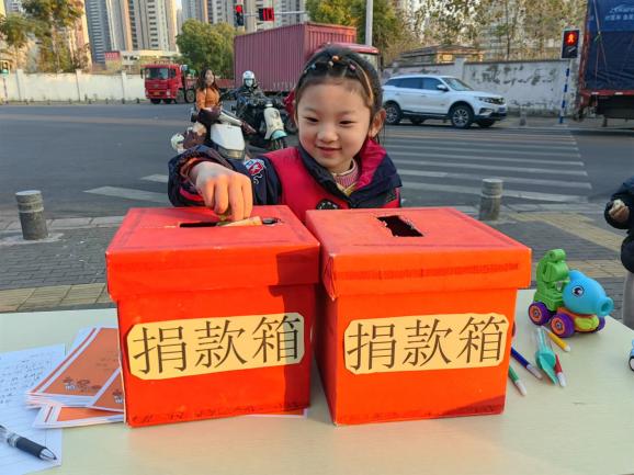（修改）爱心义卖报道——褚姗姗_html_m662b6f87.jpg
