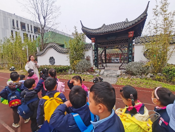 3.14大班组第一次参观小学报道_html_702bde9b.jpg