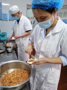 【生命迈幼.安全第一】“丰富膳食 快乐饺子”_html_m586147f5.jpg