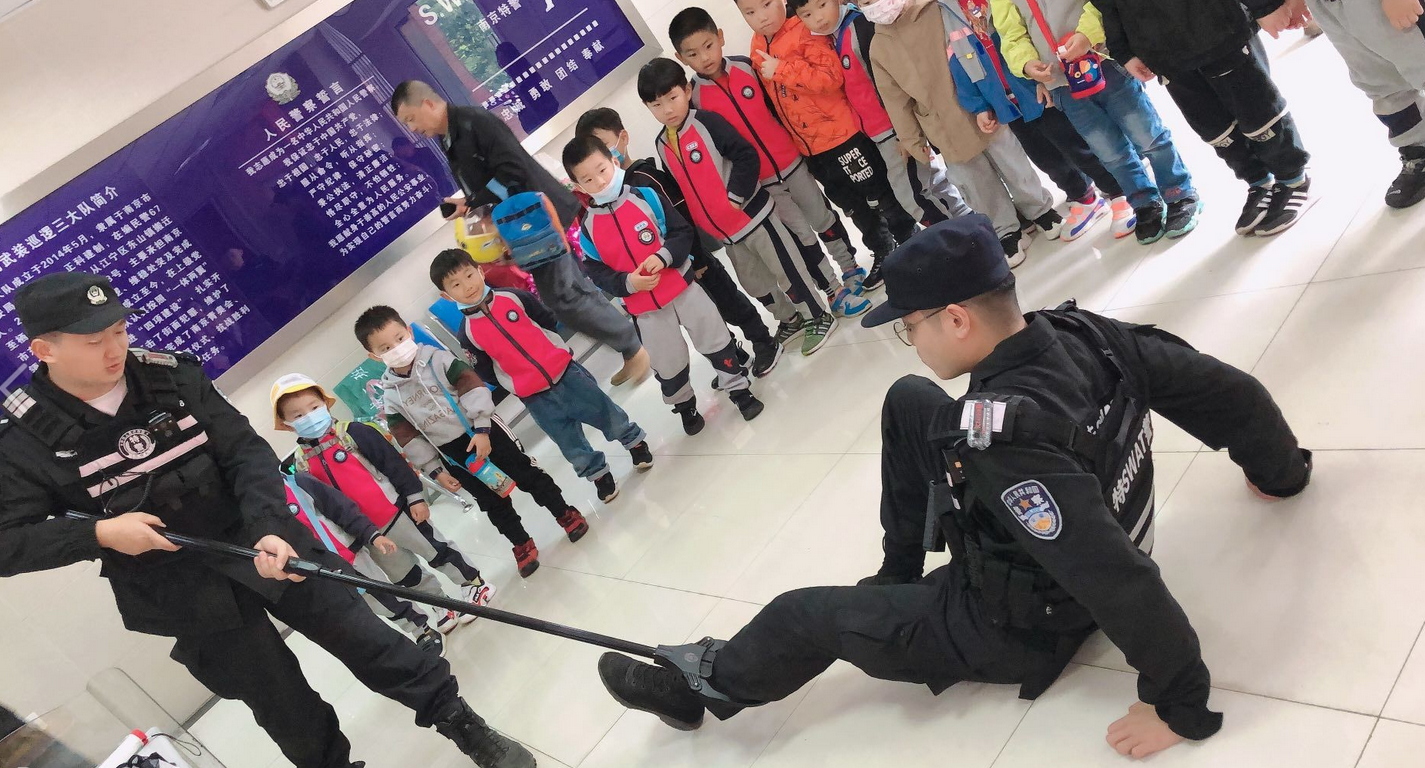 2021.4.22 刘莲 走进特警队，感受特警风采_html_3ba28395.png