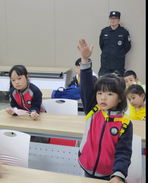 2021.4.22 刘莲 走进特警队，感受特警风采_html_5fba8b10.png