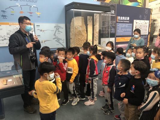 2021.4.19 左琳琳 走进南京古生物博物馆_html_7039186b.jpg