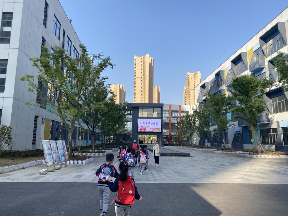 参观小学新闻稿(1)_html_5ca8778d.jpg