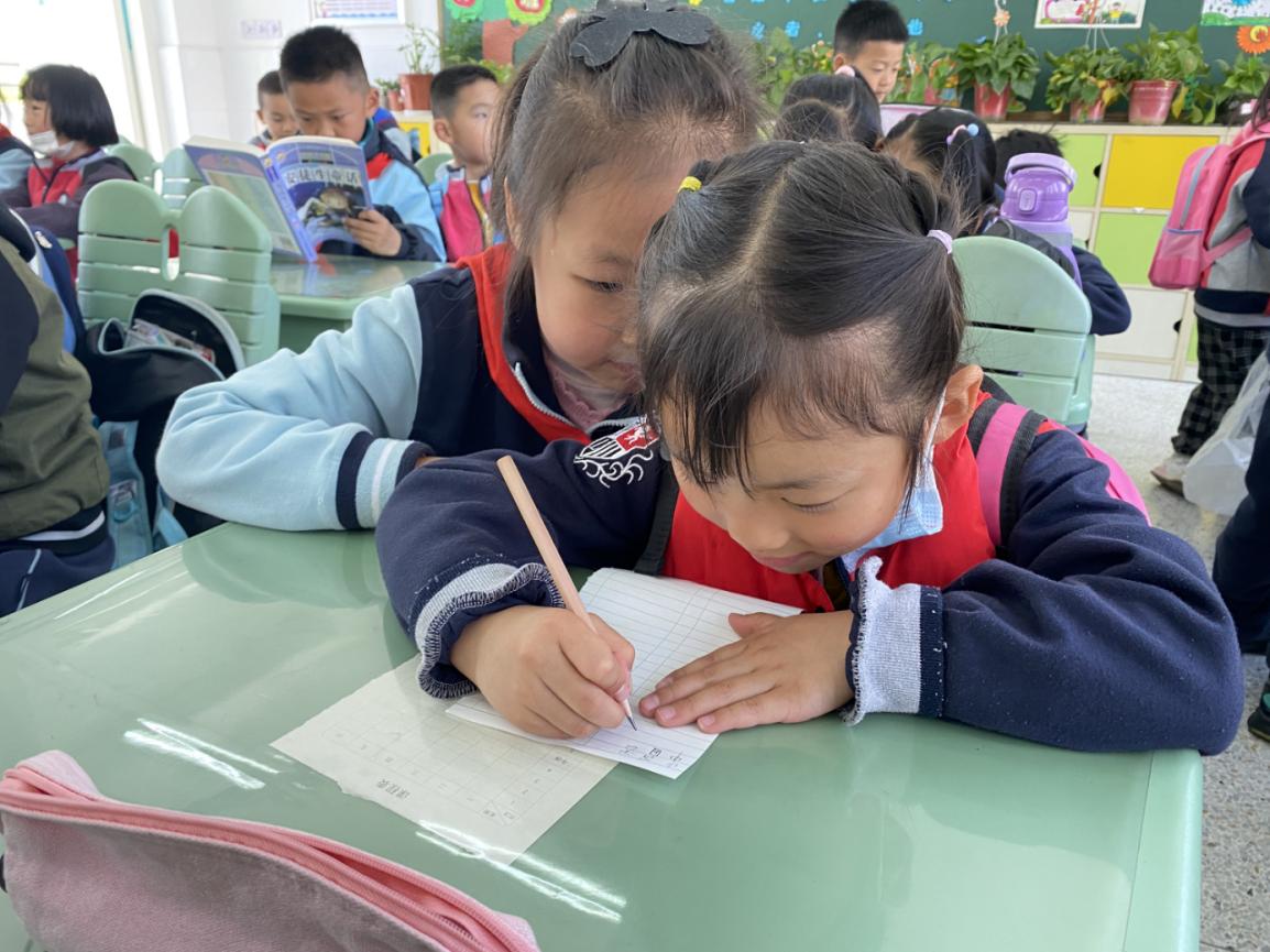 参观小学新闻稿(1)_html_4f253c98.jpg