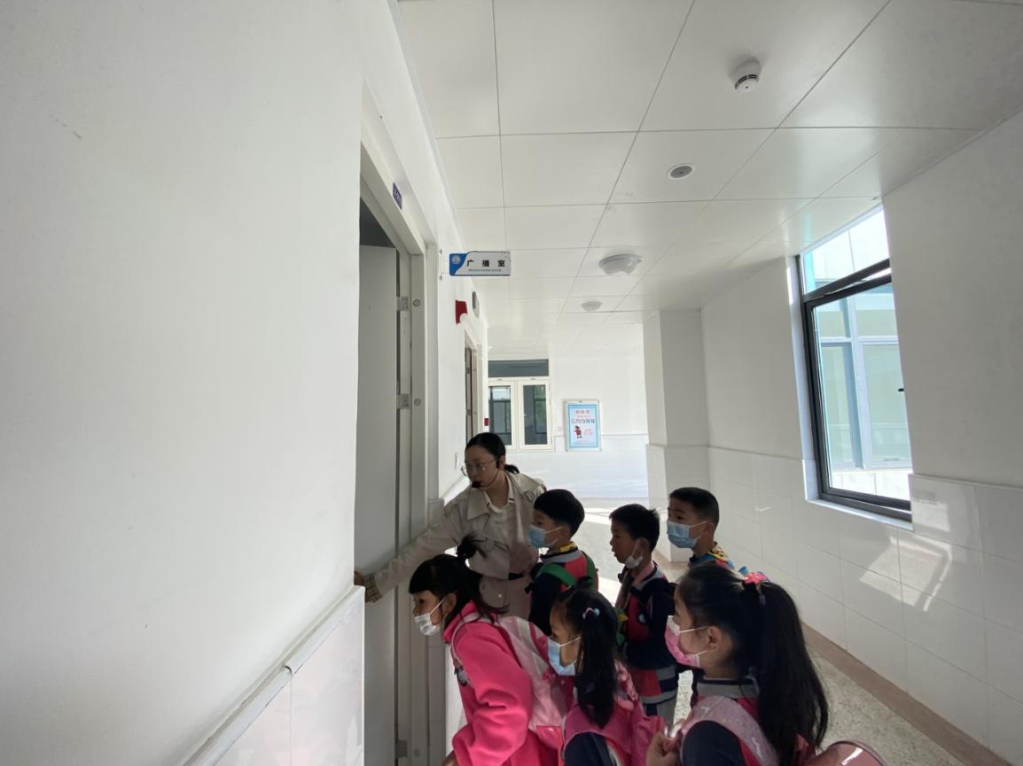 参观小学新闻稿(1)_html_49f37f11.jpg