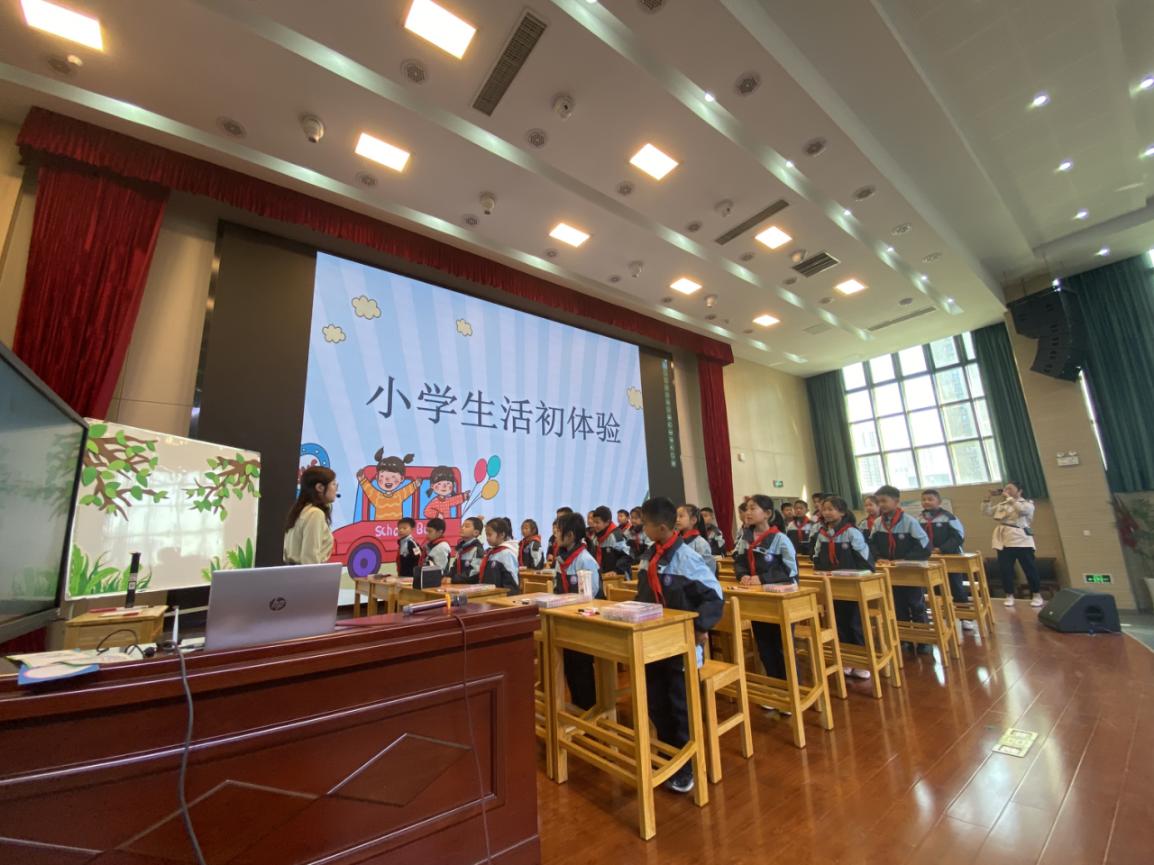 参观小学新闻稿(1)_html_m4ca811b6.jpg