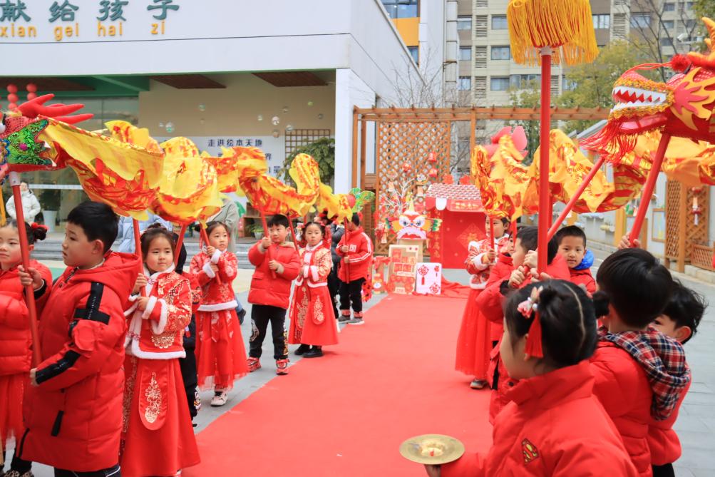 【生命迈幼  花样童年】金虎灯火迎佳节  汤圆露白闹元宵——迈幼三分园元宵节活动_html_712ed549.jpg