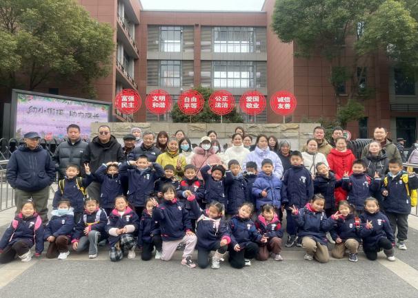 定稿【生命迈幼 校园新闻】幼小相约 筑梦成长_html_607d2404.jpg