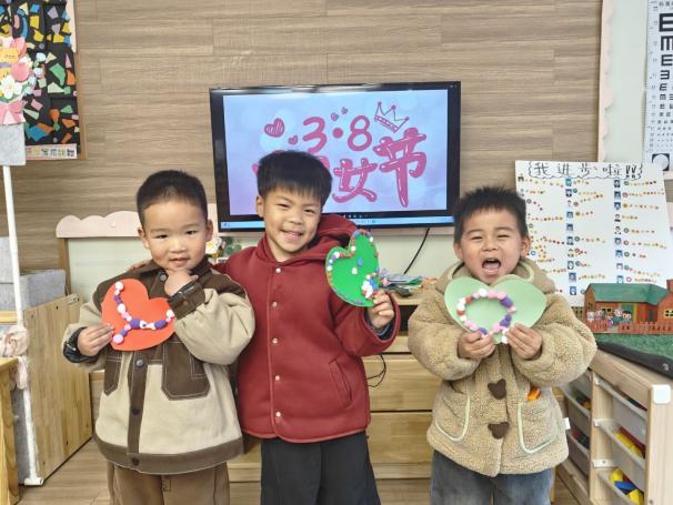 定稿【生命迈幼·校园新闻】春日花漾，爱满心间——迈幼嘉誉山分园“三八妇女节”主题活动_html_5e9b1e59.jpg