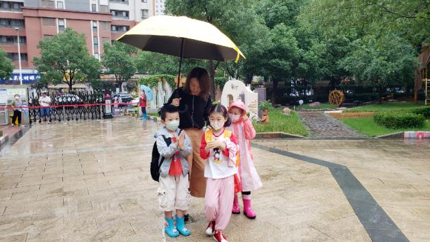 （生命迈幼·校园新闻） 伞下真情 师爱满园_html_m2c28ef70.jpg