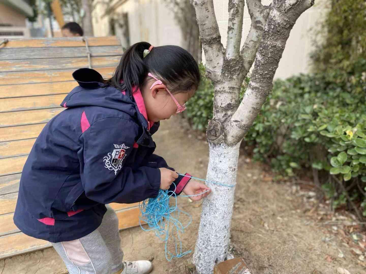 2025.3.10王牧云【生命迈幼·童年畅玩】植一抹绿色，溢一片春光——迈幼瑜憬湾分园植树节活动docx_html_480af390.jpg
