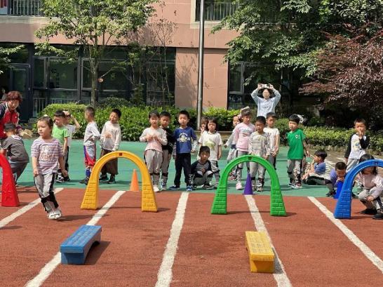 【生命迈幼·校园新闻】“心”相遇“爱”相伴——迈幼一园中班家长开放日活动_html_m23576958.jpg