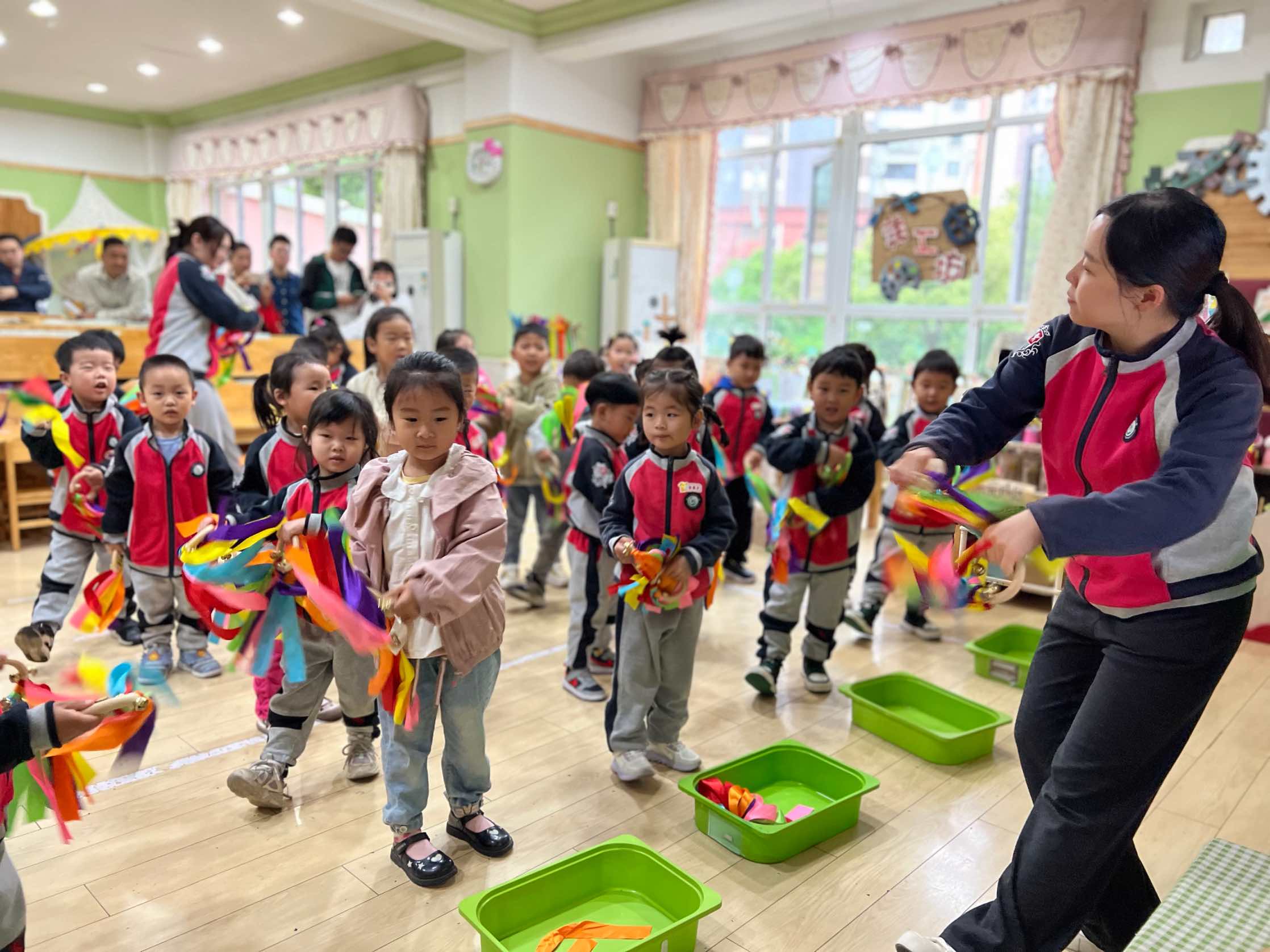生命迈幼·校园新闻】“伴”日有约，“游”见精彩——迈幼一园小班家长开放日 (2)(1)(1)_html_eafa745.jpg