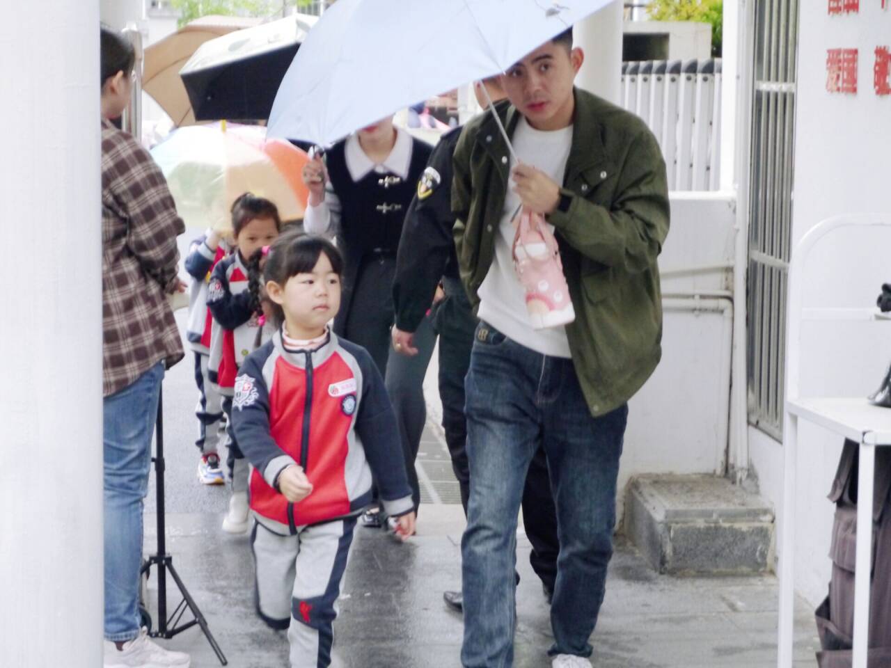 最美下雨天，“幼”与你相见——迈幼三园中班组家长开放日活动陈丹琴_html_m4b5cd866.jpg