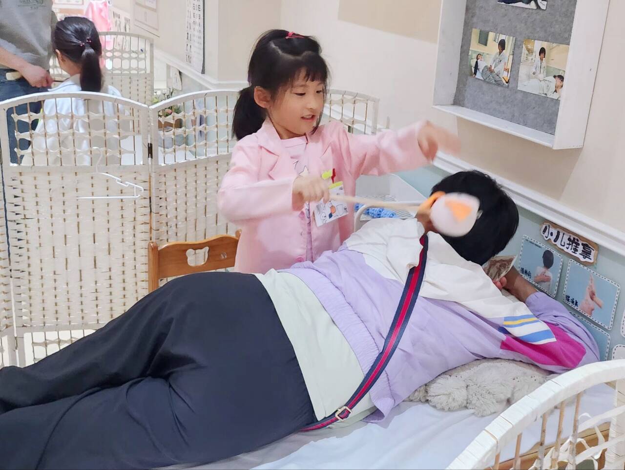 最美下雨天，“幼”与你相见——迈幼三园中班组家长开放日活动陈丹琴_html_m582b7f98.jpg