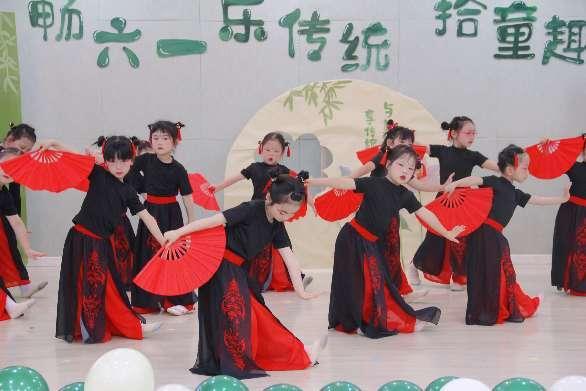 六一报道2(2)_html_m614d4e4a.jpg