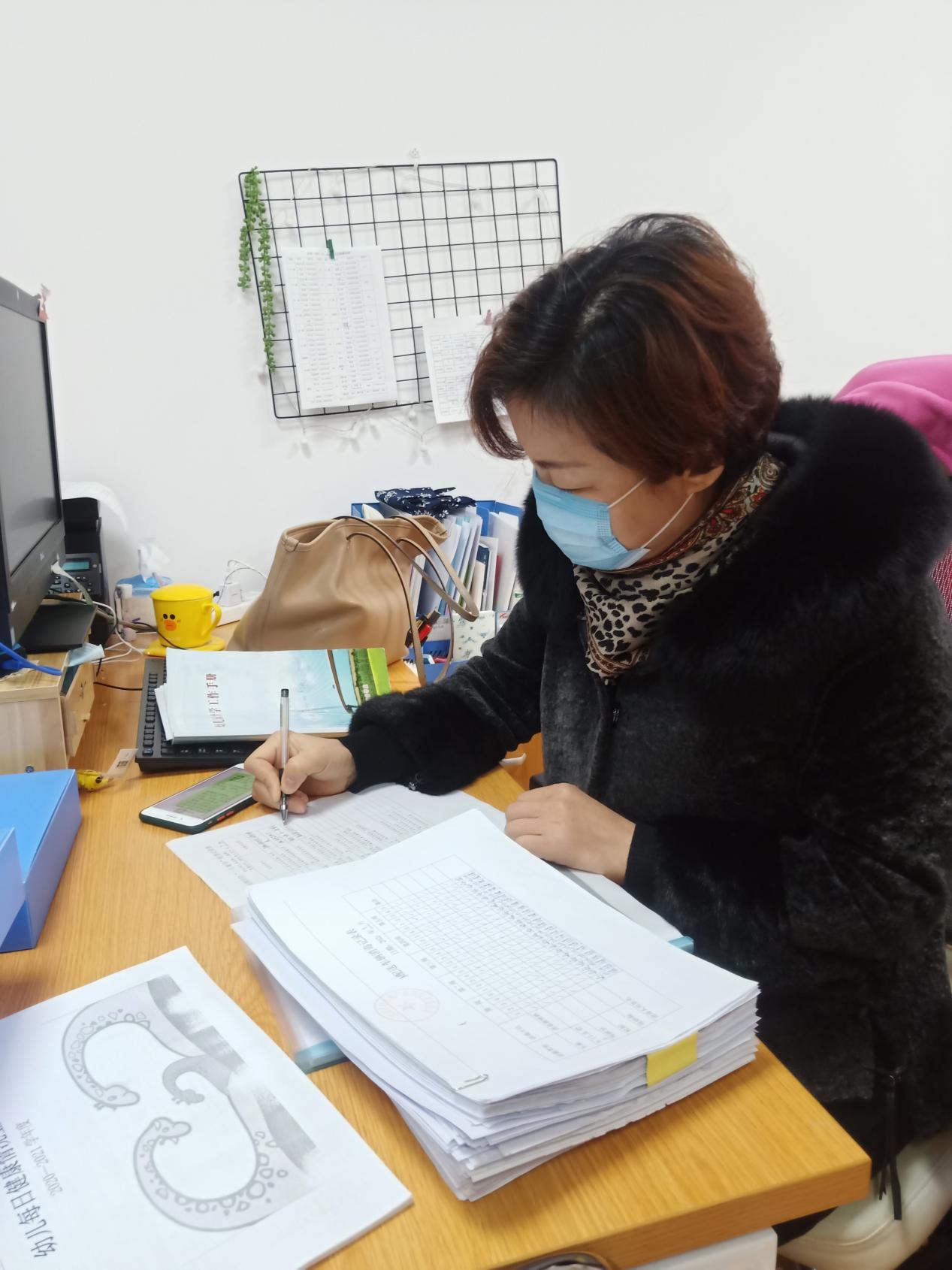 【幼教督学】 疫情当前严检查 筑牢健康防线墙_html_m4041e00e.jpg