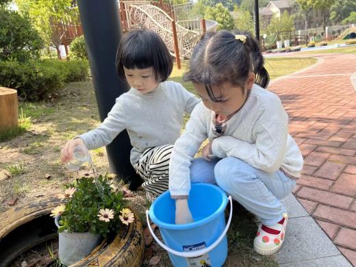 【生命迈幼·校园新闻】萌娃齐上阵，劳动不止步_html_6465e1d7.jpg