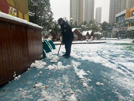 大雪纷纷寒潮至 扫雪防冻保安全12.19_html_m2c924ffb.jpg