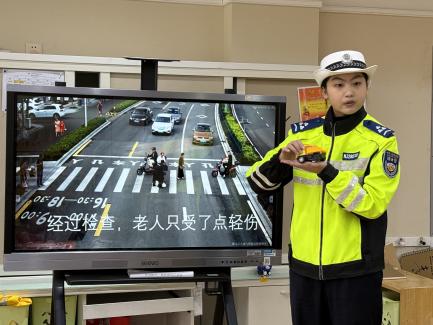 【生命迈幼 安全第一】铁骑“萌”闯校园 安全“童”伴成长——迈皋桥幼儿园丁家庄三分园122交通安全日趣味课堂_html_m3f3d5c97.jpg