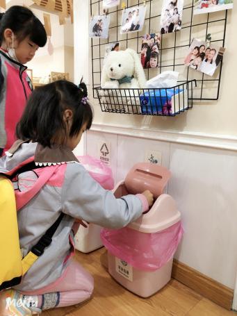 垃圾分类——中二班课程故事  张丽_html_m6aa54fb.jpg