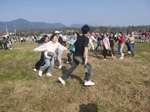 定稿：【生命迈幼·留住“秋”迹】探秘秋日，悦享秋游——迈幼嘉誉山分园秋游活动 (修改)_html_23354e46.jpg