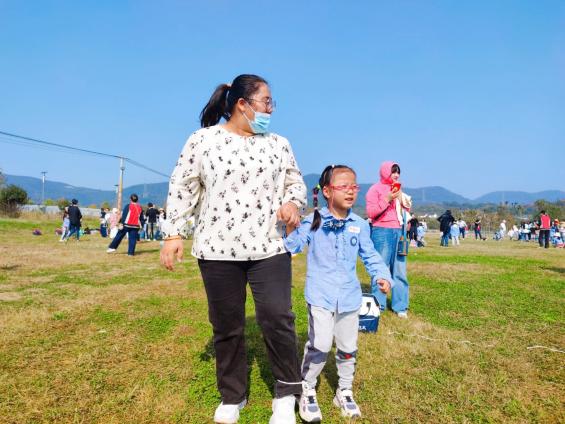 定稿：【生命迈幼·留住“秋”迹】探秘秋日，悦享秋游——迈幼嘉誉山分园秋游活动 (修改)_html_m5a7bab6b.jpg
