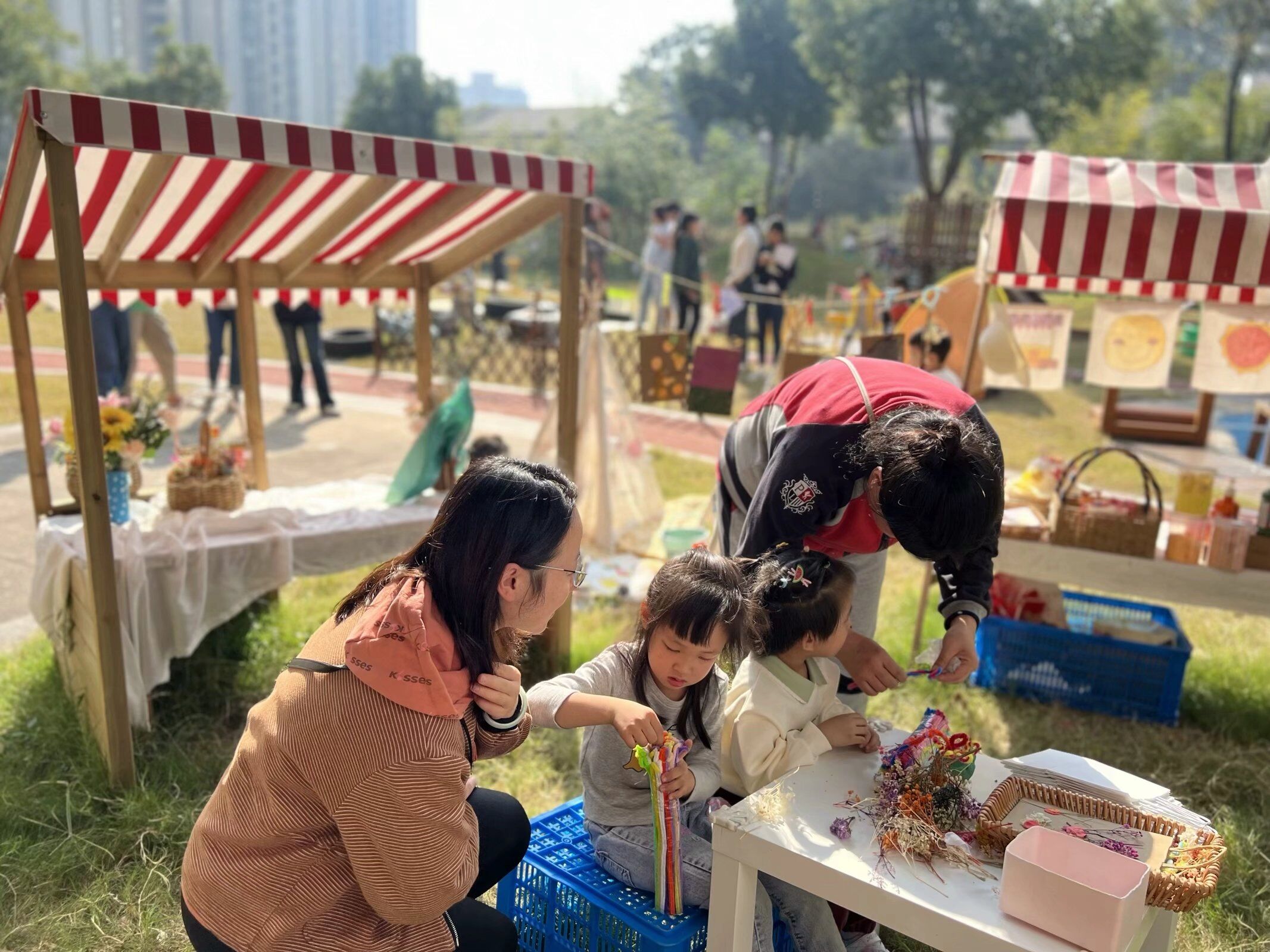名师参观进校园，观摩交流促成长----迈幼嘉誉山分园仪征市潘岚名师工作室参观活动(1)_html_m56f2e1ac.jpg