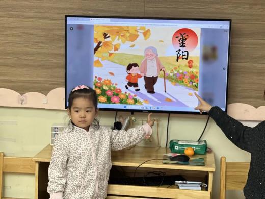 【生命迈幼·校园新闻】童心敬老 情暖重阳_html_36fe5b83.jpg